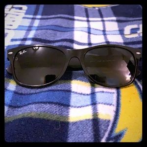 Ray Bans Classic ‘Wayfarer’ sunglasses